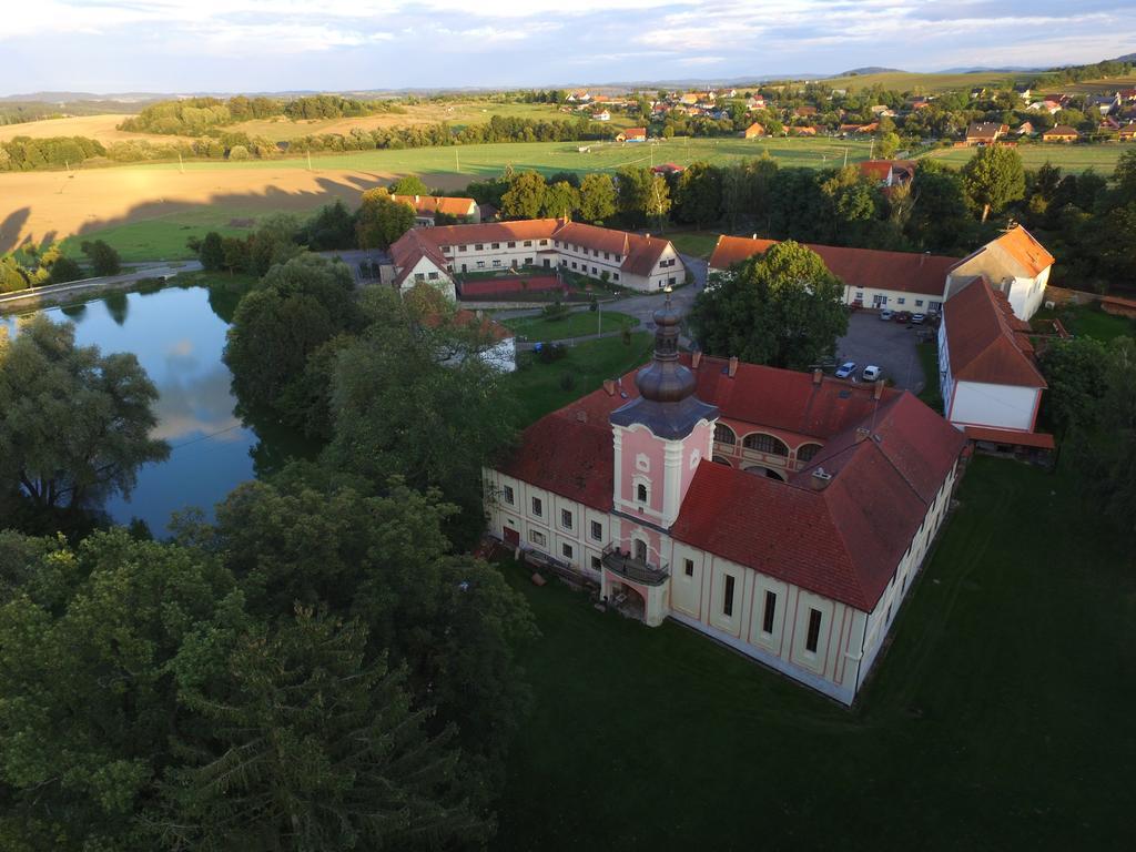 Penzion Zámek Lešany Netvořice Esterno foto